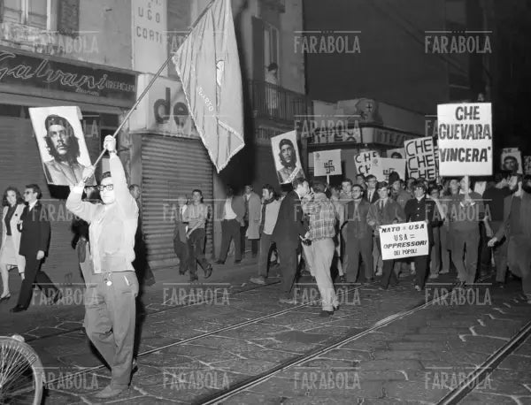 Manifestazione per la morte di Che Guevara, Milano, 1967 - Farabola Immagine digitale
