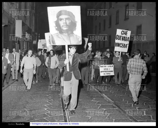 Manifestazione per la morte di Che Guevara, Milano, 1967 - Farabola Immagine digitale