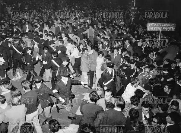Manifestazione per la pace in piazza Duomo, Milano, 1967 - Farabola Immagine digitale