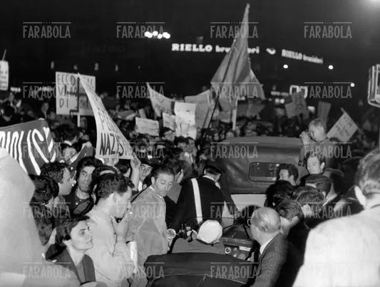 Manifestazione per la pace in piazza Duomo, Milano, 1967 - Farabola Immagine digitale