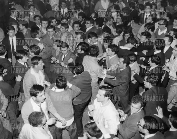 Manifestazione per la pace in piazza Duomo, Milano, 1967 - Farabola Immagine digitale