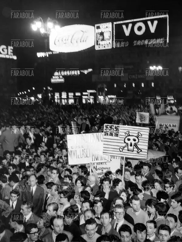 Manifestazione per la pace in piazza Duomo, Milano, 1967 - Farabola Immagine digitale