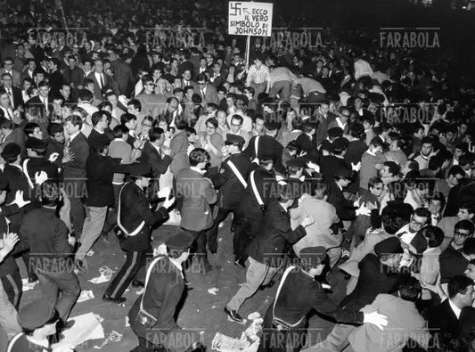 Manifestazione per la pace in piazza Duomo, Milano, 1967 - Farabola Immagine digitale