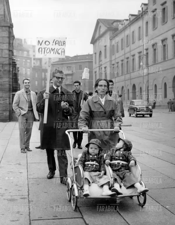 Manifestazione per la pace, Milano, 1961 - Farabola Immagine digitale