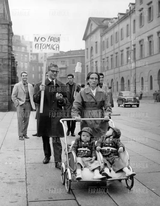 Manifestazione per la pace, Milano, 1961 - Farabola Immagine digitale