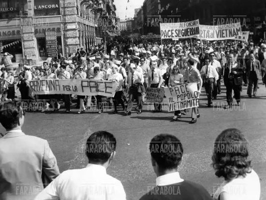 Manifestazione per la pace, Milano, 1967 - Farabola Immagine digitale