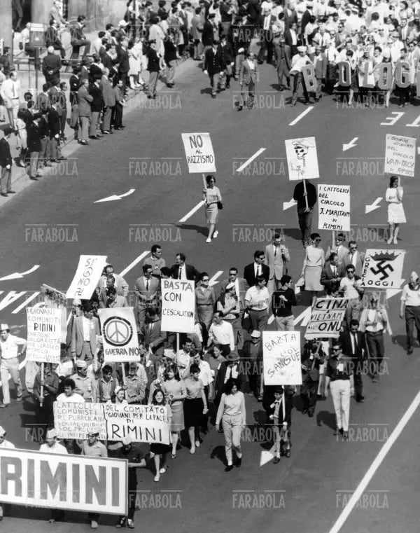 Manifestazione per la pace, Milano, 1967 - Farabola Immagine digitale