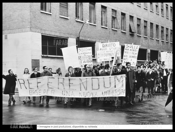 Manifestazione pro - referendum, Roma, 1968 - Farabola Immagine digitale