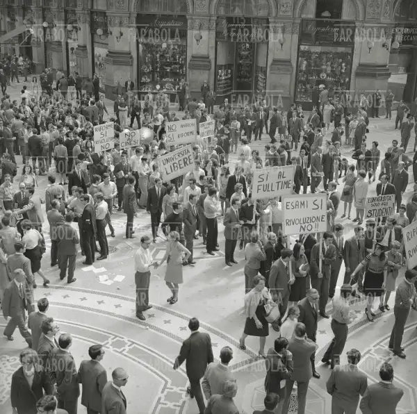 Manifestazione studentesca in Galleria Vittorio Emanuele II, Milano, 1968 - Farabola Immagine digitale