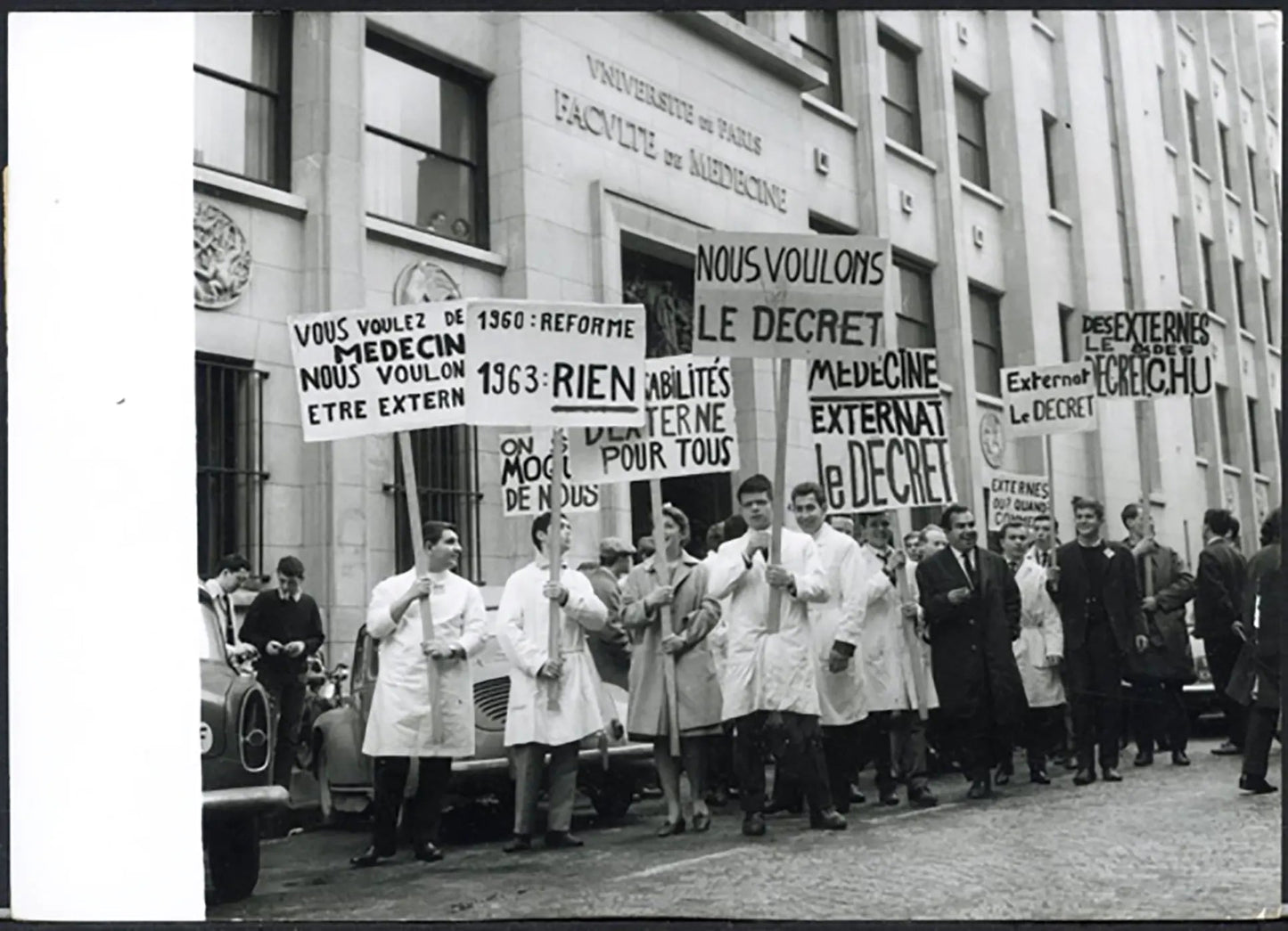 Manifestazione studenti Medicina Parigi 1963 Ft 5184 - Stampa 18x13 cm - Farabola Stampa ai sali d'argento