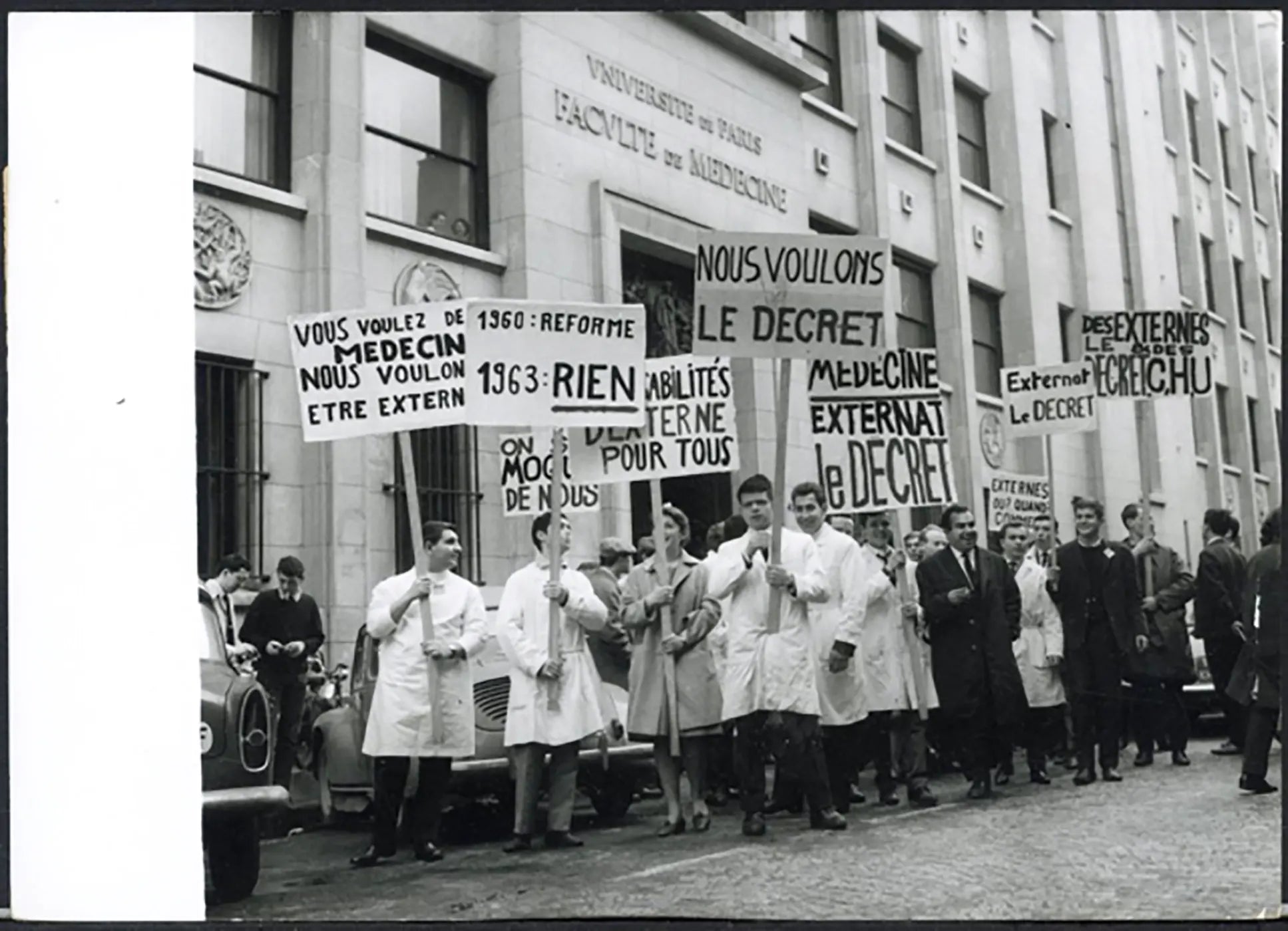 Manifestazione studenti Medicina Parigi 1963 Ft 5184 - Stampa 18x13 cm - Farabola Stampa ai sali d'argento
