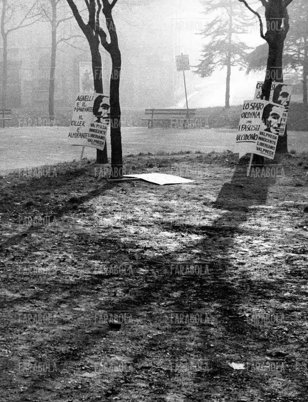 Manifesti con Pietro Valpreda a un comizio di anarchici, Milano, 1971 - Farabola Immagine digitale