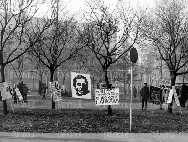 Manifesti con Pietro Valpreda a un comizio di anarchici, Milano, 1971 - Farabola Immagine digitale