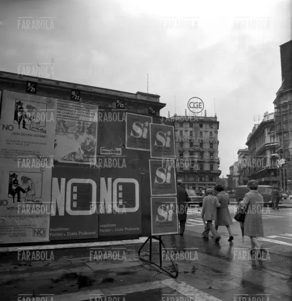 Manifesti murali per il referendum sul divorzio, ilano, 1974 - Farabola Immagine digitale
