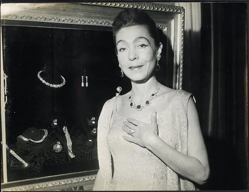 Manuel Ottanon con una parure Harry Winston 1966 Ft 37636 - Stampa 21x27 cm - Farabola Stampa ai sali d'argento