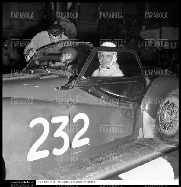 Marc Frilloux e Marguerite Pagot su Triumph TR2, Mille Miglia, 1956 - Farabola Immagine digitale