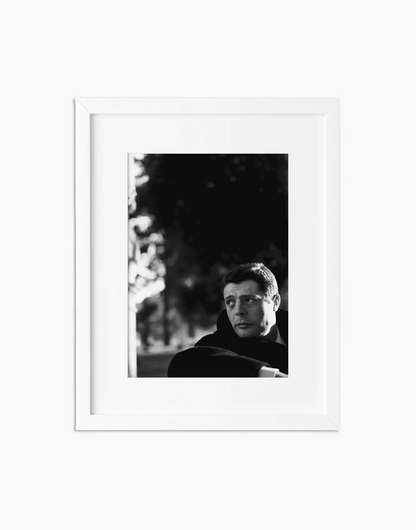 Marcello Mastroianni, 1958 — stampa fine art con cornice bianca