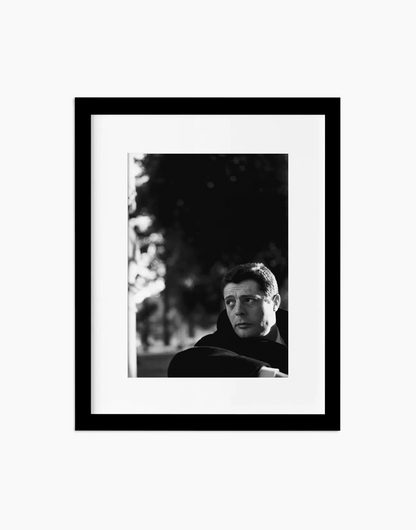 Marcello Mastroianni, 1958 — stampa fine art con cornice nera