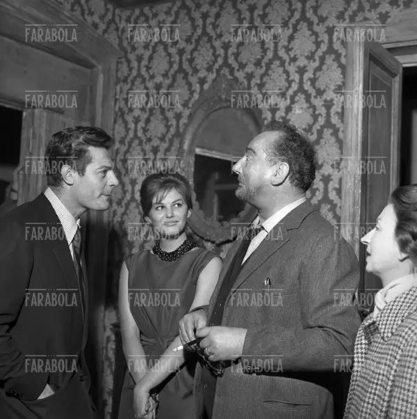Marcello Mastroianni, Claudia Cardinale e Pierre Brasseur, Roma, 1959 - Farabola Immagine digitale