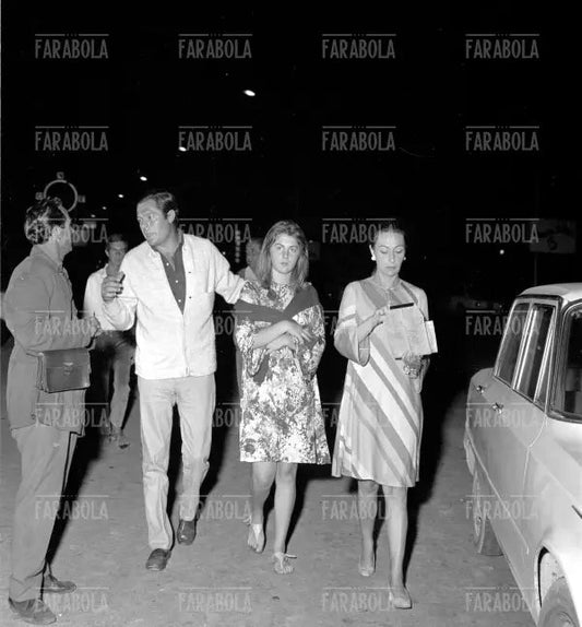 Marcello Mastroianni con la moglie e la figlia alla Bussola, 1967 - Farabola Immagine digitale