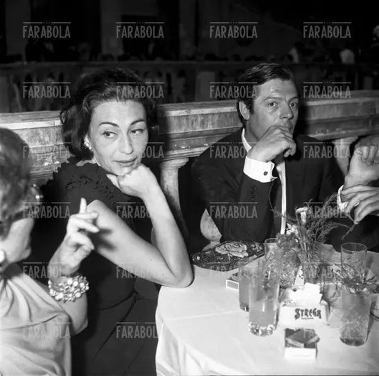 Marcello Mastroianni con la moglie Flora Carabella, 1963 - Farabola Immagine digitale