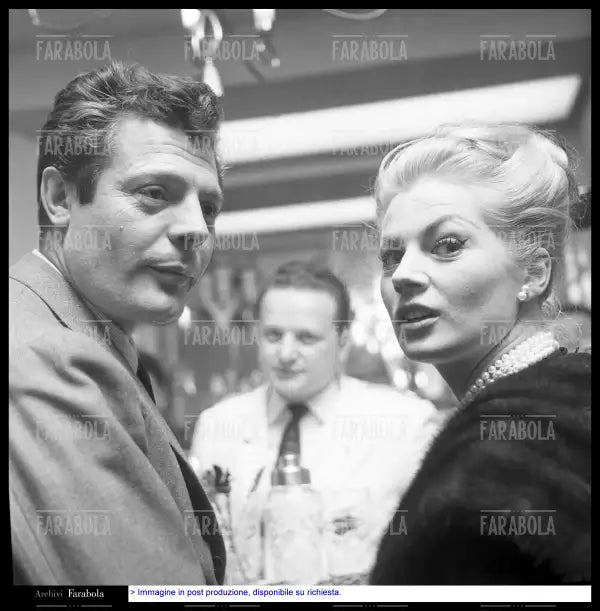 Marcello Mastroianni e Anita Ekberg, Milano, 1960 - Farabola Immagine digitale
