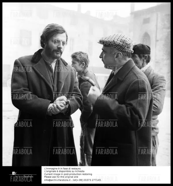 Marcello Mastroianni e Mario Monicelli sul set del film I compagni, 1963 - Farabola Immagine digitale