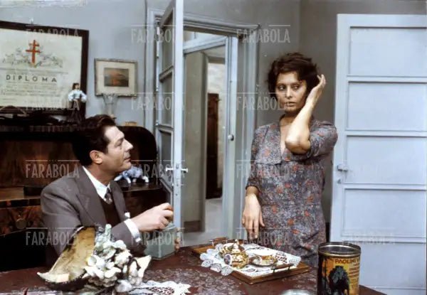 Marcello Mastroianni e Sophia Loren nel film Una giornata particolare, 1977 - Farabola Immagine digitale
