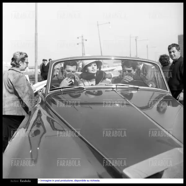 Marcello Mastroianni e Sophia Loren sul set del film Ieri, Oggi, Domani, 1963 - Farabola Immagine digitale