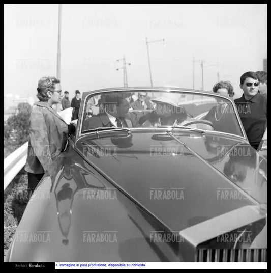 Marcello Mastroianni e Sophia Loren sul set del film Ieri, Oggi, Domani, 1963 - Farabola Immagine digitale