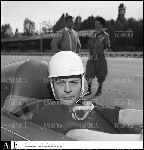 Marcello Mastroianni prova un'auto da corsa, Monza, 1960 - Farabola Immagine digitale