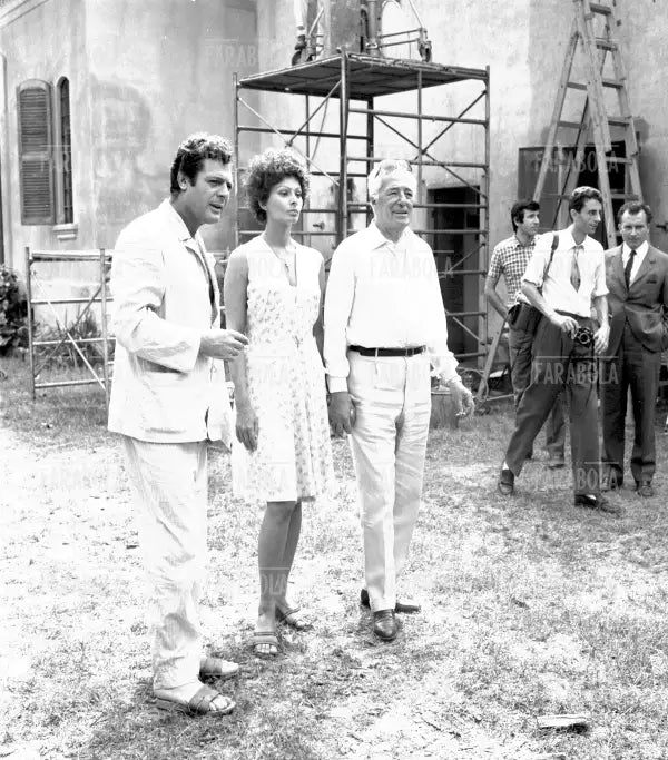 Marcello Mastroianni, Sophia Loren e Vittorio De Sica sul set del film I Girasoli, 1969 - Farabola Immagine digitale