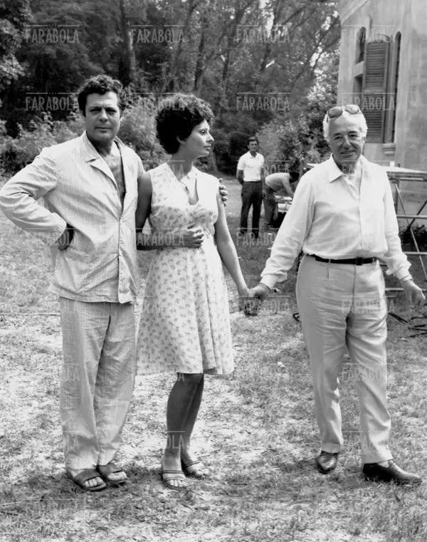 Marcello Mastroianni, Sophia Loren e Vittorio De Sica sul set del film I Girasoli, 1969 - Farabola Immagine digitale