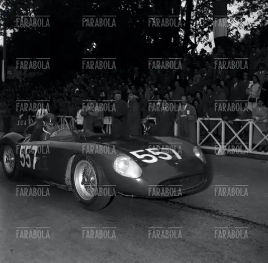 Marchese Gerino Gerini a bordo di una Maserati 300S Scaglietti, Mille Miglia, 1956 - Farabola Immagine digitale