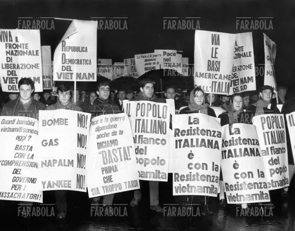 Marcia della Pace per il Vietnam, Milano, 1965 - Farabola Immagine digitale