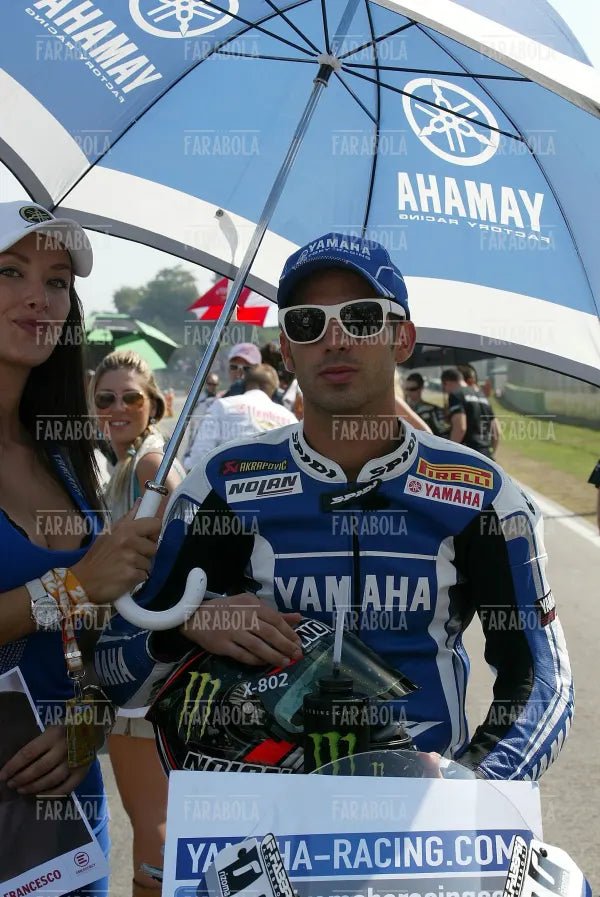 Marco Melandri su Yamaha YZF R1, World Championship Superbike, 2011 - Farabola Immagine digitale