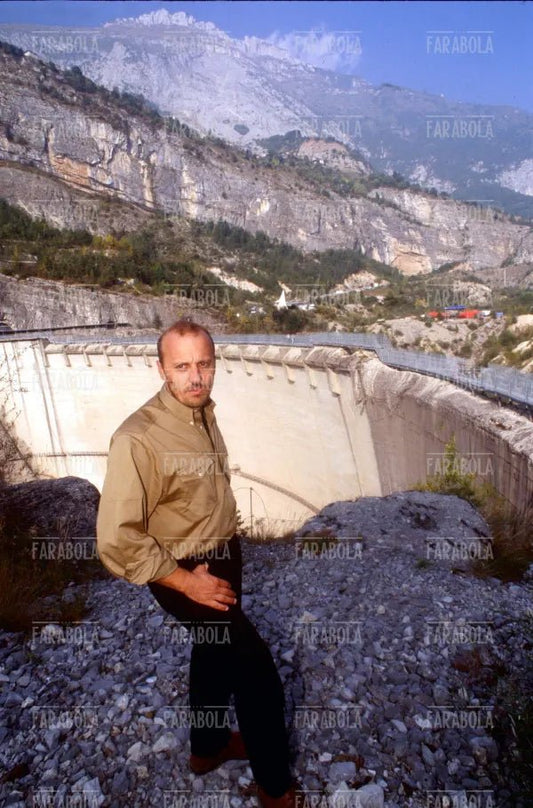 Marco Paolini sulla diga del Vajont, Longarone, 1997 - Farabola Immagine digitale