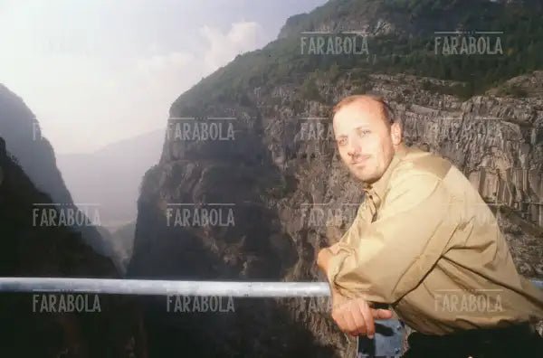 Marco Paolini sulla diga del Vajont, Longarone, 1997 - Farabola Immagine digitale