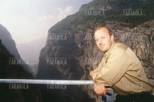 Marco Paolini sulla diga del Vajont, Longarone, 1997 - Farabola Immagine digitale
