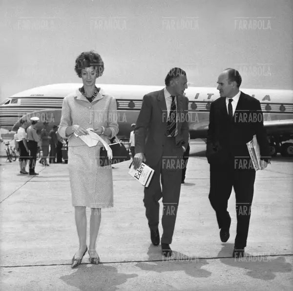 Marella Caracciolo, Gianni Agnelli e Gianni Reif a Linate, Milano, 1965 - Farabola Immagine digitale