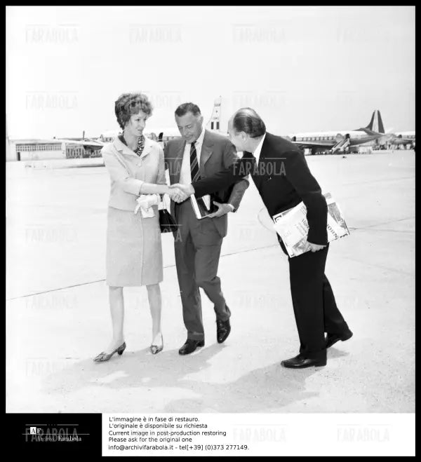 Marella Caracciolo, Gianni Agnelli e Gianni Reif a Linate, Milano, 1965 - Farabola Immagine digitale
