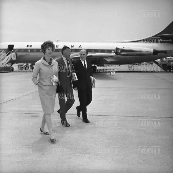 Marella Caracciolo, Gianni Agnelli e Gianni Reif a Linate, Milano, 1965 - Farabola Immagine digitale
