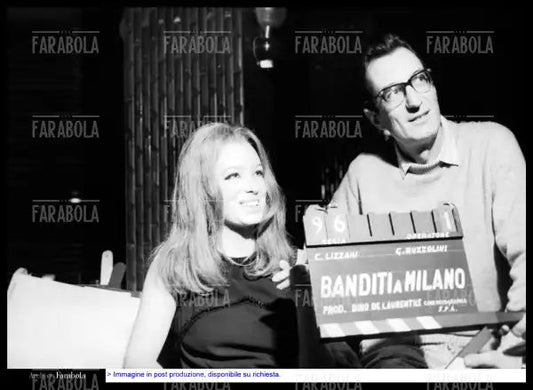 Margaret Lee e Carlo Lizzani sul set del film Banditi a Milano, 1967 - Farabola Immagine digitale