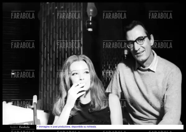 Margaret Lee e Carlo Lizzani sul set del film Banditi a Milano, 1967 - Farabola Immagine digitale