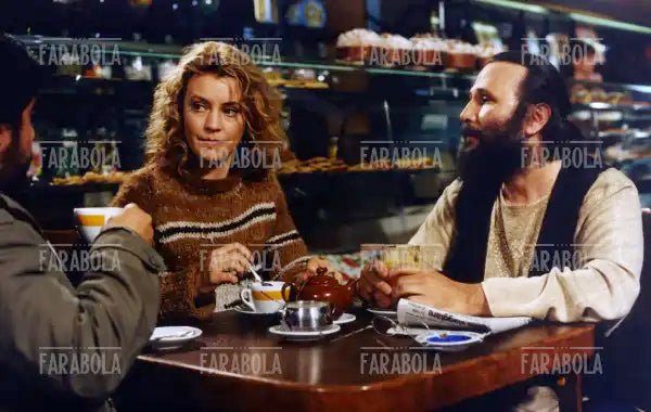 Margherita Buy e Moni Ovadia in una scena del film Facciamo Paradiso, 1995 - Farabola Immagine digitale