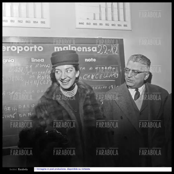 Maria Callas all'aeroporto di Malpensa, Milano, 1956 - Farabola Immagine digitale