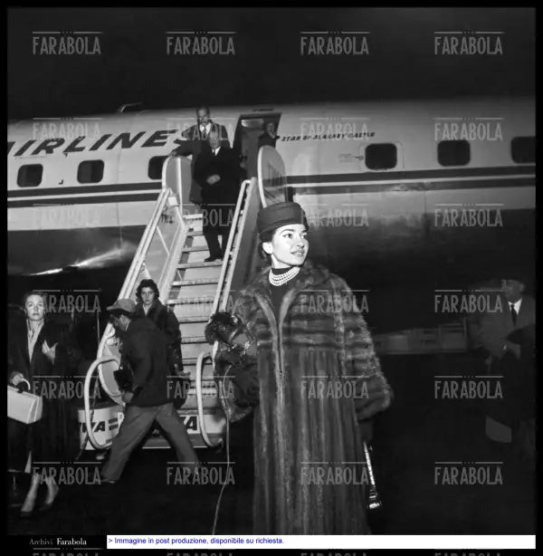 Maria Callas all'aeroporto di Malpensa, Milano, 1956 - Farabola Immagine digitale
