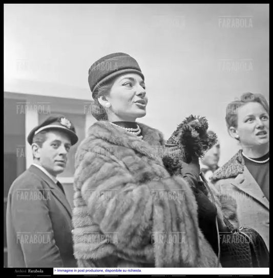 Maria Callas all'aeroporto di Malpensa, Milano, 1956 - Farabola Immagine digitale