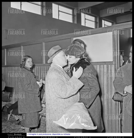 Maria Callas e Giovanni Battista Meneghini all'aeroporto di Malpensa, Milano, 1955 - Farabola Immagine digitale