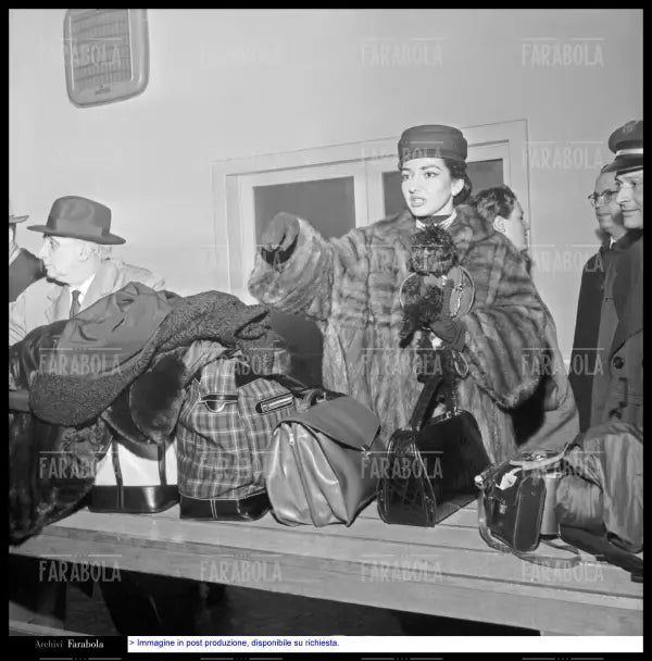 Maria Callas e Giovanni Battista Meneghini all'aeroporto di Malpensa, Milano, 1956 - Farabola Immagine digitale